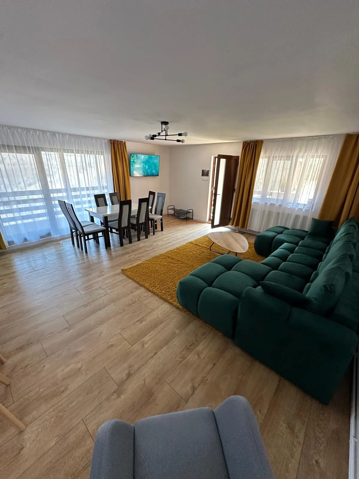 Interior cabană — living spațios