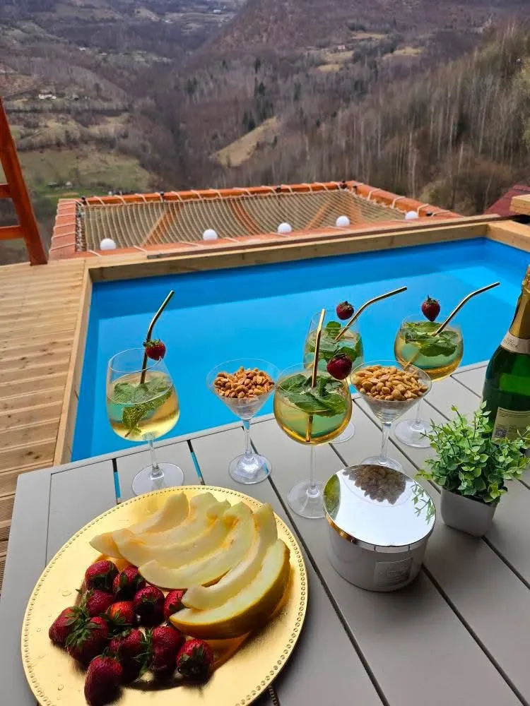 Piscină încălzită cu view la munți Cabana Colt de Rai